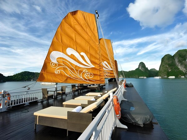 Garden Bay Peak Cruises 2D1N Bai Tu Long Bay11